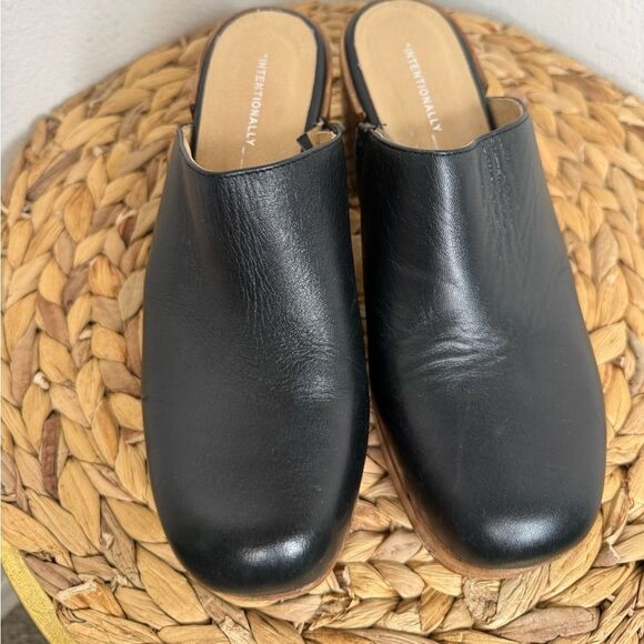Intentionally Blank Facts Black Leather Clogs Block Stacked Wood Heel - Picture 6 of 8